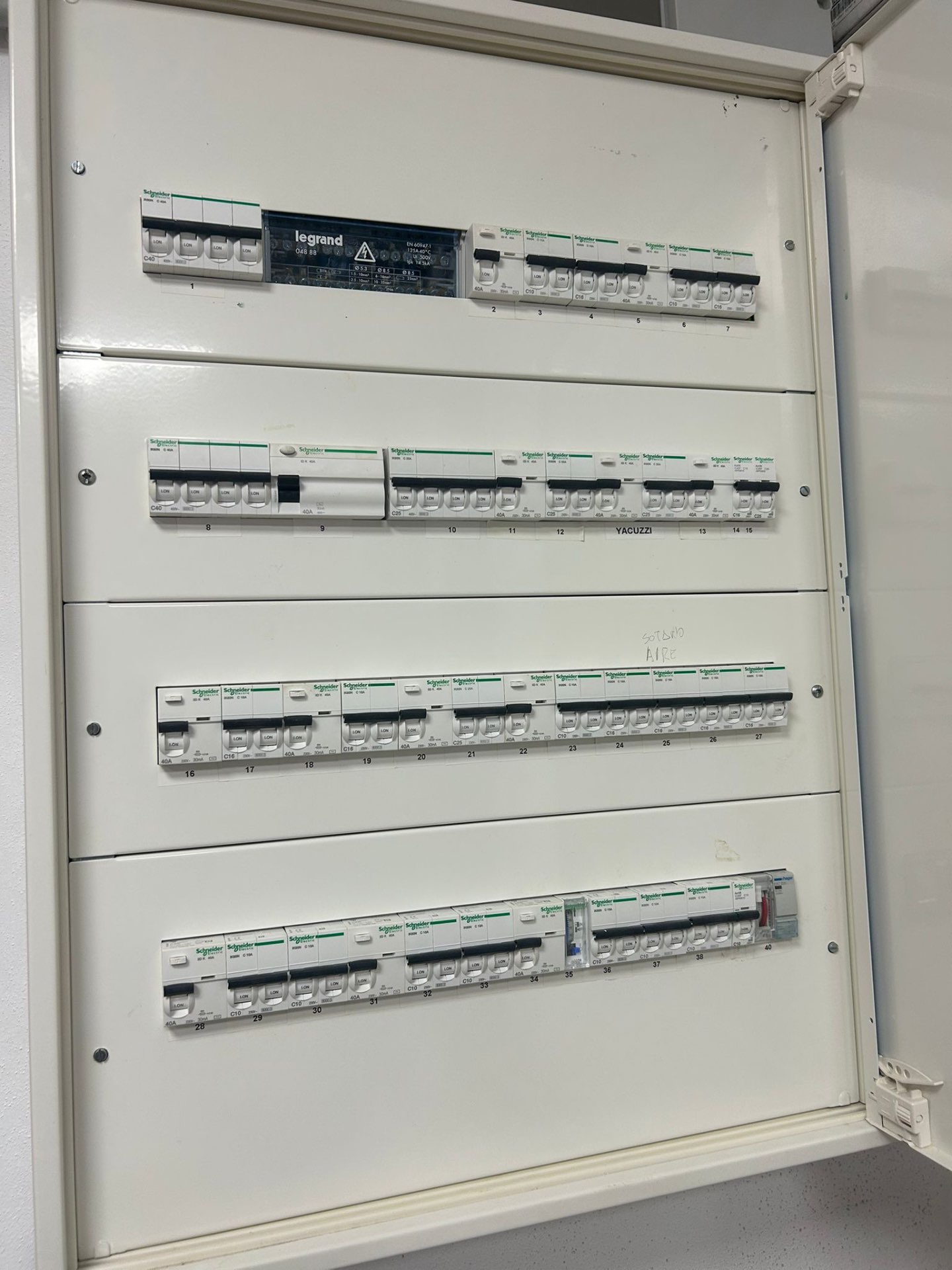Premium 40-groepen Schneider verdeelkast geïnstalleerd door Voltis Electric, elk circuit genummerd